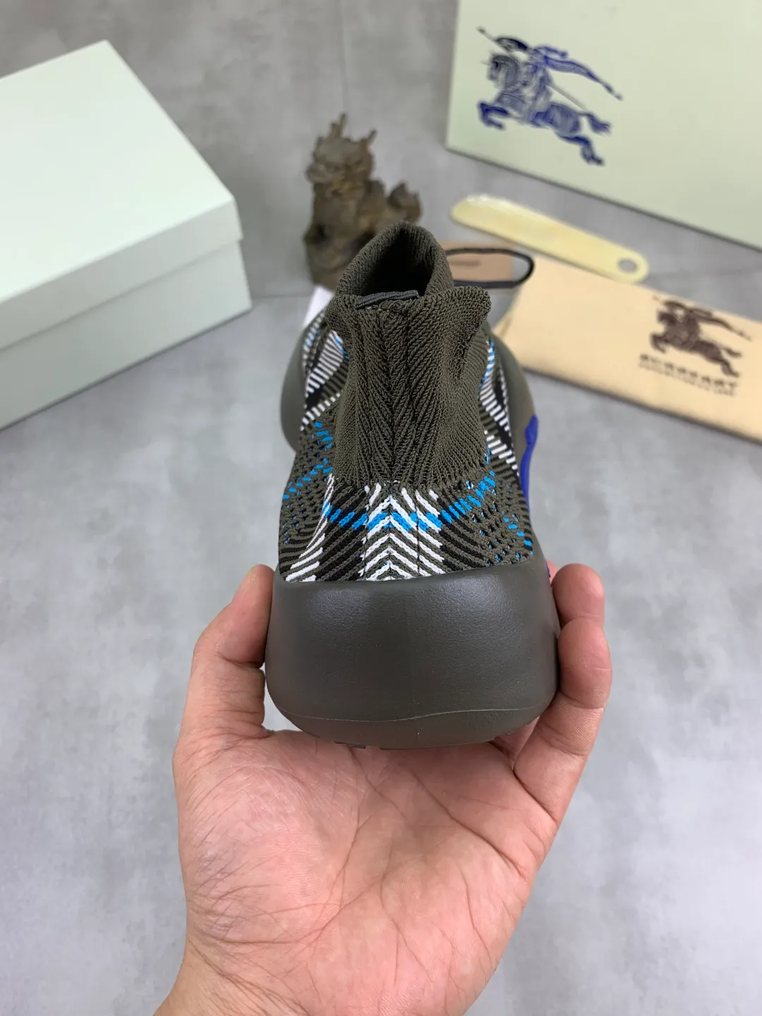 Men's Men's Shoes 💰P620 💰【New Style】Top Version 🆘【Burberry】New Burberry Fly Knit Shoes are now available with perfect workmanship! 🔥Perfect shape and top quality🙈Non-slip and wear-resistant high-end rubber outsole👣Versatile and comfortable shoes, standard size: 39-45 (customized 38-46) 2️⃣colors available Top-quality packaging